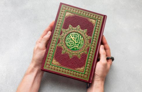 Menyalakan Lentera, Memberantas Buta Aksara POTRET: Al-Quran. (Dok. Freepik by @freepik)