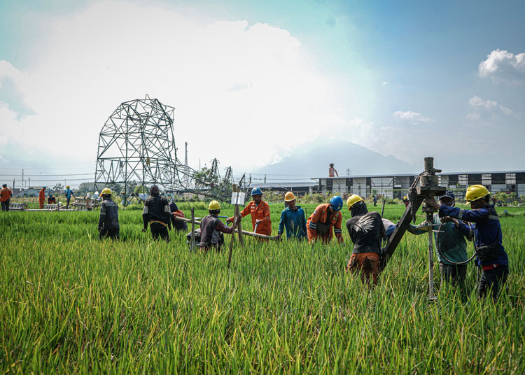 PLN-Dirikan-Tower-Darurat-Pulihkan-Listrik-Klaten-Pascacuaca-Ekstrem