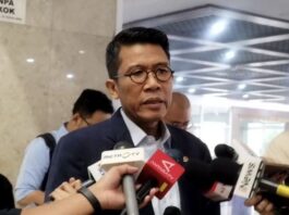 MENYAMPAIKAN: Ketua Komisi XI DPR RI Mukhamad Misbakhun saat memberi keterangan pers di kompleks parlemen, Jakarta, Jumat (22/8/2025). (Dok. Istimewa)