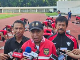 MENYAMPAIKAN: Wakil Ketua umum PSSI, Zainuddin Amali (tengah), menjawab pertanyaan pewarta di Stadion Madya, Jakarta, Jumat (3/10/2025). (Dok. Istimewa)