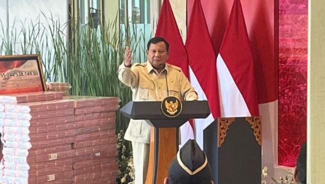 Prabowo Rp 13 Triliun Bisa untuk 8.000 Sekolah dan 600 Kampung Nelayan Presiden Prabowo Subianto berpidato dalam acara penyerahan uang pengganti kerugian negara dalam perkara tindak pidana korupsi pemberian fasilitas ekspor minyak kelapa sawit (CPO) dan turunannya sebesar Rp13,2 triliun di Kejaksaan Agung RI, Jakarta, Senin (20/10/2025). (Dok. Istimewa)