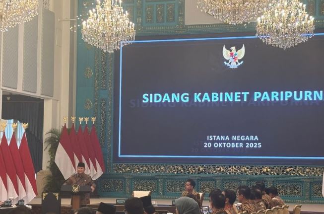 Prabowo Sebut Giant Sea Wall Siap Dibangun, Lindungi 50 Juta Penduduk POTRET: Presiden Prabowo Subianto memberikan pengantar Sidang Kabinet Paripurna di Istana Negara, Jakarta, Senin (20/10/2025). (Dok. Istimewa)