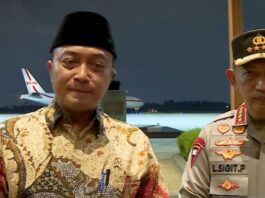 Menteri Sekretaris Negara Prasetyo Hadi (kiri) didampingi Kapolri Sulistyo Sigit menyampaikan keterangan di Lanud Halim Perdanakusuma, Jakarta, Sabtu (25/10/2025), terkait keberangkatan Presiden RI Prabowo Subianto menuju Kuala Lumpur, Malaysia, untuk menghadiri KTT Ke-47 ASEAN. (Dok. Istimewa)