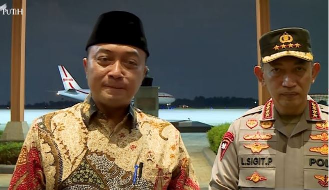 Presiden Prabowo Bertolak ke Kuala Lumpur Hadiri KTT ASEAN 2025 Menteri Sekretaris Negara Prasetyo Hadi (kiri) didampingi Kapolri Sulistyo Sigit menyampaikan keterangan di Lanud Halim Perdanakusuma, Jakarta, Sabtu (25/10/2025), terkait keberangkatan Presiden RI Prabowo Subianto menuju Kuala Lumpur, Malaysia, untuk menghadiri KTT Ke-47 ASEAN. (Dok. Istimewa)