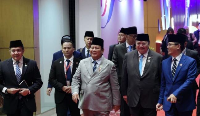 Rtret KTT, Prabowo ASEAN Harus Bersatu saat Dunia Terpecah Belah POTRET: Presiden RI Prabowo Subianto bersama anggota Kabinet Merah Putih menghadiri sesi retret KTT ke-47 ASEAN di Kuala Lumpur, Malaysia, Minggu (26/10/2025). (Dok. Istimewa)