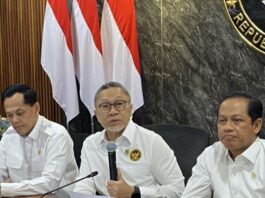 Menteri Koordinator Bidang Pangan Zulkifli Hasan (tengah) menyampaikan keterangan pers usai memimpin rapat koordinasi Satgas Penanganan Kerawanan Bahaya Radiasi Cs-137 di Jakarta, Selasa (30/9/2025). (Dok. Istimewa)