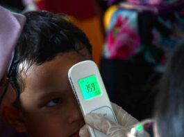 POTRET: Arsip foto - Petugas kesehatan mengukur suhu tubuh anak balita saat pelaksanaan Sub Pekan Imunisasi Nasional Polio di Madiun, Jawa Timur. (Dok. Istimewa)