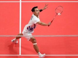 Pebulu tangkis Indonesia Jonatan Christie mengembalikan kok ke arah lawannya pebulu tangkis China Shi Yuqi pada pertandingan tunggal putra Grup B BWF World Tour Finals 2024 in Hangzhou, Rabu (11/12/2024). Shi Yuqi mengalahkan Jonatan Christie dengan tiga gim 21-16, 17-21, dam 21-8. (Dok. Istimewa)