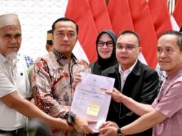 Dua guru SMAN 1 Masamba, Abdul Muis dan Rasnal, bersama Menteri Sekretaris Negara Prasetyo Hadi (dua kiri), dan Wakil Ketua DPR Sufmi Dasco Ahmad di ruang tunggu VVIP Lanud Halim Perdanakusuma, Jakarta, Kamis (13/11/2025) menunjukkan surat pemberian rehabilitasi yang diberikan oleh Presiden Prabowo Subianto kepada Abdul Muis dan Rasnal. (Dok. Istimewa)