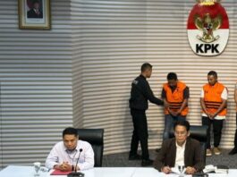 Wakil Ketua Komisi Pemberantasan Korupsi Johanis Tanak (depan, kanan) bersama Pelaksana Tugas Deputi Penindakan dan Eksekusi KPK Asep Guntur Rahayu (depan, kiri) memperlihatkan ketiga tersangka kasus dugaan korupsi dalam bentuk pemerasan di lingkungan Pemerintah Provinsi Riau tahun anggaran 2025, yakni (kiri-kanan) Tenaga Ahli Gubernur Riau Dani M. Nursalam, Gubernur Riau Abdul Wahid, dan Kepala Dinas PUPRPKPP Riau M. Arief Setiawan di Gedung Merah Putih KPK, Jakarta, Rabu (5/11/2025). (Dok. Istimewa)