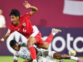 Pesepak bola Timnas Indonesia U-17 Evandra Florasta (atas) berebut bola dengan pesepak bola Timnas Honduras U-17 David Alexander Flores Ramirez (bawah) pada laga Grup H Piala Dunia U17 2025 di Lapangan 2 Aspire Zone, Doha, Qatar, Senin (10/11/2025). (Dok. Istimewa)