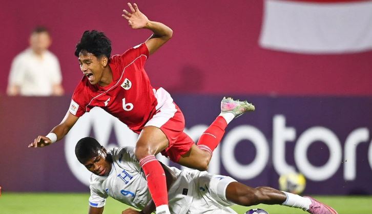 Indonesia U-17 Tutup Laga Grup H dengan Kemenangan 2-1 Atas Honduras Pesepak bola Timnas Indonesia U-17 Evandra Florasta (atas) berebut bola dengan pesepak bola Timnas Honduras U-17 David Alexander Flores Ramirez (bawah) pada laga Grup H Piala Dunia U17 2025 di Lapangan 2 Aspire Zone, Doha, Qatar, Senin (10/11/2025). (Dok. Istimewa)