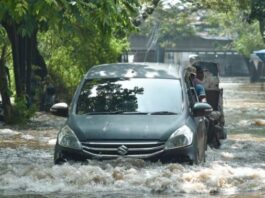 Mobil melintasi jalanan yang terendam banjir di daerah Kranji, Bekasi Barat, Jawa Barat, Senin (7/7/2025). (Dok. Istimewa)