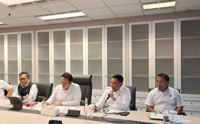 KLH Periksa 40 Orang Saksi Terkait Kasus Kontaminasi Cs-137 di Cikande Direktur Penegakan Hukum Pidana KLH Brigjen Pol Frans Tjahyono (dua dari kanan) dalam konferensi pers terkait kontaminasi Cesium-137 (Cs-137) di Jakarta, Selasa (11/11/2025). (Dok. Istimewa)