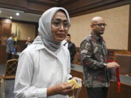 Arsip. Terdakwa kasus dugaan korupsi di PT ASDP Indonesia Ferry, Ira Puspadewi (kiri) dan Harry Muhammad Adhi Caksono (kanan) berjalan usai menjalani sidang pembacaan dakwaan di Pengadilan Tipikor, Jakarta, Kamis (10/7/2025). (Dok. Istimewa)