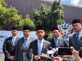 Wakil Presiden Gibran Rakabuming memberikan keterangan pers usai menyampaikan pidato sesi ketiga pada KTT G20 di Johannesburg Expo Center, Afrika Selatan, Minggu (23/11/2025). (Dok. Istimewa)