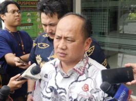 MENYAMPAIKAN: Kepala Pusat Penerangan Hukum (Kapuspenkum) Kejagung Anang Supriatna memberikan keterangan pers di Gedung Kejaksaan Agung, Jakarta, Jumat (21/11/2025). (Dok. Istimewa)