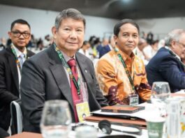 POTRET: Menteri Kehutanan (Menhut) Raja Juli Antoni (dua dari kanan) dan Utusan Khusus Presiden RI Bidang Perubahan Iklim dan Energi Hashim Djojohadikusumo (tiga dari kanan) dalam Climate Summit di Belem, Brasil, Kamis (6/11/2025). (Dok. Istimewa)