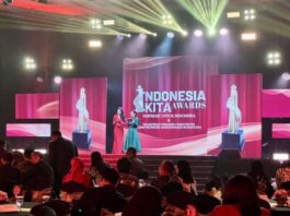 Dua orang pembawa acara sedang memimpin jalannya gelaran Indonesia Kita Awards 2025 di Jakarta, Senin (10/11/2025). (Dok. Istimewa)