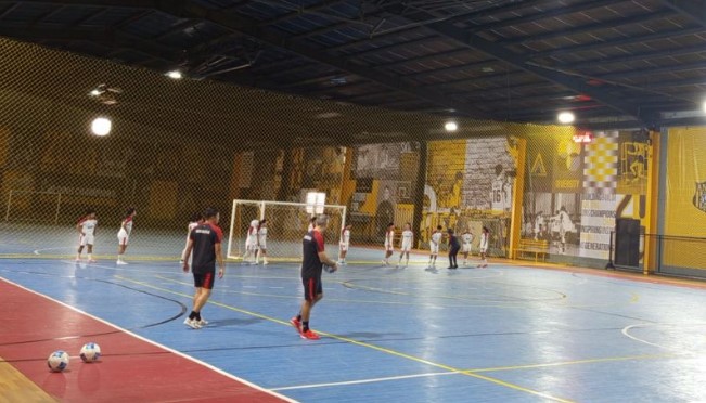 Pelatih Timnas Futsal Putri Yakin Tembus Semifinal SEA Games 2025 Para pemain timnas futsal putri Indonesia berlatih dalam persiapan untuk menghadapi SEA Games Thailand 2025, di Anfa Arena, Jakarta, Jumat (28/11/2025). (Dok. Istimewa)