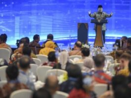 MENYAMPAIKAN: Presiden Prabowo Subianto memberikan arahan saat pertemuan tahunan Bank Indonesia 2025 di Jakarta, Jumat (28/11/2025). Pertemuan tahunan Bank Indonesia 2025 mengangkat tema Tangguh dan Mandiri : Sinergi Mendorong Pertumbuhan Ekonomi Lebih Tinggi dan Berdaya Tahan. (Dok. Istimewa)