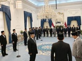 POTRET: Presiden Prabowo Subianto (kanan) dalam pelantikan anggota Komisi Percepatan Reformasi Polri di Istana Merdeka, Jakarta, Jumat (7/11/2025). (Dok. Istimewa)