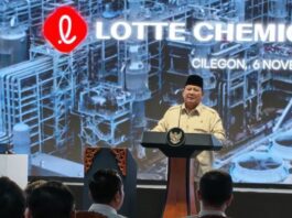 Presiden RI Prabowo Subianto berpidato dalam agenda operasional Lotte Chemical Indonesia New Ethylene Project (LINE Project) di Cilegon, Banten, Kamis (6/11/2025). (Dok. Istimewa)