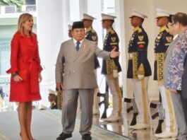 Presiden RI Prabowo Subianto (dua kiri) dan Ratu Maxima dari Kerajaan Belanda (kiri) saat momen perkenalan delegasi Indonesia di Istana Merdeka, Jakarta, Kamis (27/11/2025). (Dok. Istimewa)