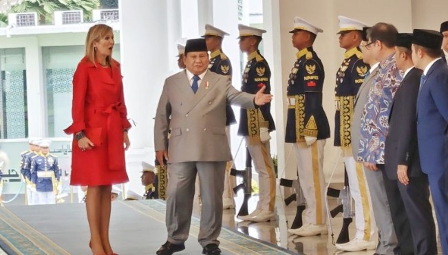 Prabowo dan Ratu Maxima Bahas Kesehatan Keuangan di Indonesia Presiden RI Prabowo Subianto (dua kiri) dan Ratu Maxima dari Kerajaan Belanda (kiri) saat momen perkenalan delegasi Indonesia di Istana Merdeka, Jakarta, Kamis (27/11/2025). (Dok. Istimewa)