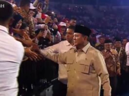 Presiden RI Prabowo Subianto menyalami para guru saat menghadiri Puncak Peringatan Hari Guru Nasional (HGN) 2025 di Indonesia Arena Jakarta, Jumat (28/11/2025). (Dok. Istimewa)