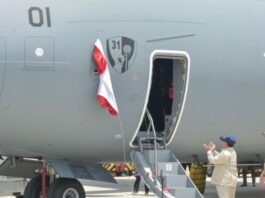 Presiden Prabowo Subianto (kiri) didampingi Menteri Pertahanan Sjafrie Sjamsoeddin (kanan) mengamati logo Skuadron 31 pada seremonial penyerahan Pesawat Airbus A400M di Lanud Halim Perdanakusuma, Jakarta Timur, Senin (3/11/2025). (Dok. Istimewa)