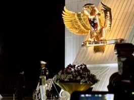 Presiden Prabowo Subianto (kiri) memimpin Upacara Ziarah Nasional dan Renungan Suci dalam rangka Hari Pahlawan di Taman Makam Pahlawan Utama Nasional Kalibata, Jakarta, Minggu (9/11/2025). (Dok. Istimewa)