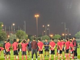 POTRET: Timnas Indonesia U17 mendapat pengarahan dari pelatih Nova Arianto sebelum memulai latihan di lapangan latihan Stadion Al Thumama, Doha, Qatar, Senin (3/11/2025). (Dok. Istimewa)