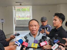 MENYAMPAIKAN: Wakil Ketua umum PSSI, Zainudin Amali, menjawab pertanyaan pewarta saat dijumpai di Stadion Madya, Jakarta, Jumat (14/11/2025). (Dok. Istimewa)