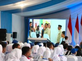 Students from several schools in Bekasi, West Java, watched President Prabowo Subianto arrive at State Middle School 4 on Monday (Nov. 17, 2025) to launch the use of interactive flat panels, or smartboards, in Indonesian schools. (Dok. Istimewa)