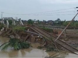 POTRET: Kondisi jembatan KA di Bungkaih, Kabupaten Aceh Utara, Aceh yang rusak terdampak banjir. (Dok. Istimewa)