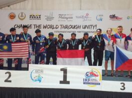 Tim Indonesia (tengah) meraih medali emas junior putra dalam Kejuaraan Dunia Arung Jeram 2025 di Malaysia, Rabu (3/11/2025). (Dok. Istimewa)