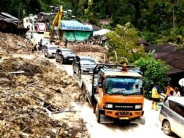 Sejumlah kendaraan melintas jalur Tarutung-Sibolga di Dusun Sibalanga, Desa Sibalanga, Kecamatan Adiankoting, Kabupaten Tapanuli Selatan, Provinsi Sumatera Utara pada Senin (1/12/2025). (Dok. Istimewa)