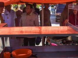 Presiden Prabowo Subianto (tengah) meninjau dapur umum di posko pengungsian korban banjir dan tanah longsor di Kasang, Kabupaten Padang Pariaman, Sumatera Barat, Senin (1/12/2025). Kunjungan Presiden tersebut untuk memantau kondisi pengungsi, memastikan distribusi bantuan tersalurkan dengan baik serta memantau infrastruktur yang rusak akibat banjir dan tanah longsor. (Dok. Istimewa)