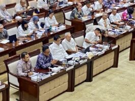 Menteri Keuangan Purbaya Yudhi Sadewa bersama Kepala BP BUMN Dony Oskaria memaparkan materi dalam Rapat Kerja (Raker) Komisi XI DPR RI di Jakarta, Senin (8/12/2025). (Dok. Istimewa)