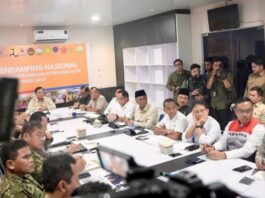 POTRET: Presiden Prabowo Subianto memimpin rapat koordinasi penanganan dampak banjir bandang dan longsor di Aceh, Sumatera Utara, dan Sumatera Barat di Posko Terpadu Lanud Sultan Iskandar Muda, Kabupaten Aceh Besar, Aceh, Minggu (7/12/2025). (Dok. Istimewa)