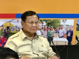 Presiden Prabowo Subianto memimpin rapat koordinasi penanganan dampak banjir bandang dan longsor di Aceh, Sumatera Utara, dan Sumatera Barat di Posko Terpadu Lanud Sultan Iskandar Muda, Kabupaten Aceh Besar, Aceh, Minggu (7/12/2025). (Dok. Istimewa)