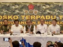 Menteri Koordinator Bidang Pembangunan Manusia dan Kebudayaan (Menko PMK) Pratikno (tengah) memimpin jumpa pers di Posko Bantuan Bencana Sumatra Lanud Halim Perdanakusuma, Jakarta, Rabu (3/12/2025). (Dok. Istimewa)