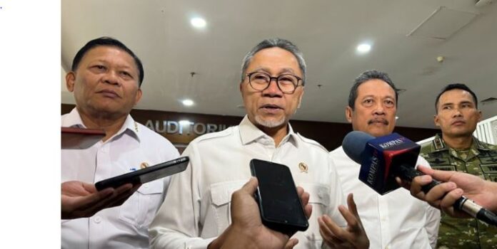 Menteri Koordinator (Menko) Bidang Pangan Zulkifli Hasan (kedua kiri), didampingi Menteri Kelautan dan Perikanan Sakti Wahyu Trenggono (kedua kanan) dan pejabat lainnya memberi keterangan kepada awak media usai usai rapat koordinasi terbatas di Kantor Kementerian Kelautan dan Perikanan (KKP), Jakarta, Selasa (21/7/2026). (Dok. Istimewa)