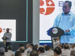 MENYAMPAIKAN: Kepala Badan Riset dan Inovasi Nasional (BRIN) Arif Satria memberikan laporan pelaksanaan saat menggelar hasil riset dan inovasi dari BRIN di halaman Istana Negara, Jakarta, Kamis (6/8/2026). Presiden Prabowo Subianto mengundang lebih dari 150 periset dan peneliti dari berbagai daerah di Indonesia untuk memamerkan dan menjelaskan secara langsung hasil riset dan inovasi yang mendukung program-program prioritas pemerintahan seperti tanggul laut raksasa (giant sea wall), Makan Bergizi Gratis (MBG), Sekolah Rakyat (SR), Gentengisasi, pengolahan sampah, dan program-program lainnya seperti kemandirian energi, ketahanan pangan, pertahanan dan keamanan, serta program tiga juta rumah. (Dok. Istimewa)