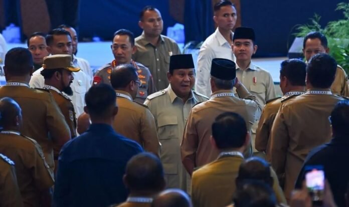 POTRET: Presiden Prabowo Subianto (tengah) bersama Wapres Gibran Rakabuming Raka (atas, kedua kanan), Mendagri Tito Karnavian (atas, kanan), dan Kapolri Jenderal Pol. Listyo Sigit Prabowo (atas, kedua kiri) menyapa sejumlah kepala daerah dalam Rakornas Pemerintah Pusat dan Pemerintah Daerah 2026 di Sentul International Convention Center (SICC), Kabupaten Bogor, Jawa Barat, Senin (2/2/2026). Forum yang dihadiri jajaran pemerintah pusat, pemerintah daerah, pimpinan DPRD, TNI, Polri, Kejaksaan, BIN, dan BPS tersebut bertujuan memperkuat sinergi pusat dan daerah dalam mengimplementasikan program prioritas Presiden menuju Indonesia Emas 2045. (Dok. Istimewa)